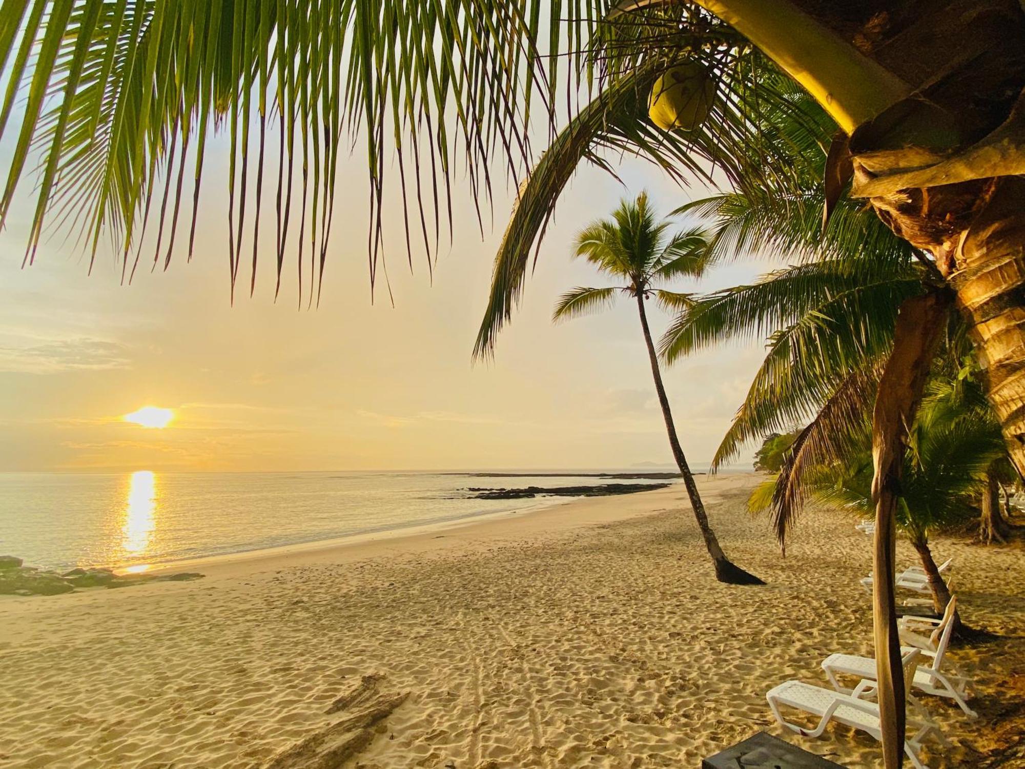Sonny Island Resort Cabanas Frente Al Mar Punta Bajo Rico Eksteriør billede